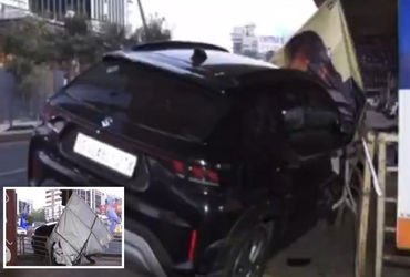 અમદાવાદ: પકવાન નજીક પૂરઝડપે આવતી લક્ઝરી કાર રેલિંગ તોડી પાર્કિંગમાં ઘૂસી, કોઈ જાનહાનિ નહીં | Late Ni…