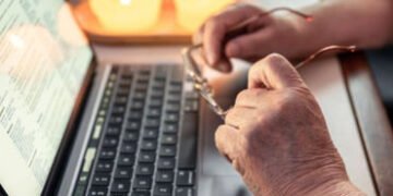 અમદાવાદમાં વૃદ્ધ સાથે જબરી ઠગાઈ, કાર્ડ વેલિડિટી ચેક કરવાના બહાને 2.38 લાખનો ચુનો લગાવ્યો | Cyber Fra…