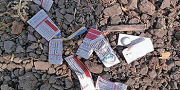 વારંવાર જાહેરમાં દવાનો જથ્થો ફેંકતા અજાણ્યા શખ્સો સામે કડક કાર્યવાહીની માંગ ઉઠી | Demand for strict …