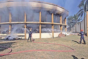 નડિયાદની પીપલગ ચોકડી પાસે પાર્ટી પ્લોટના હોલમાં ભીષણ આગ લાગી | A massive fire broke out in the hall …