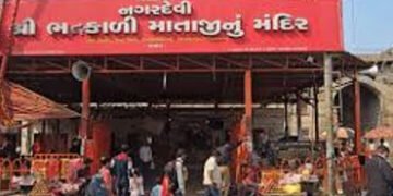 ભદ્રકાળી માતાની નગરયાત્રા જોવા આવેલી મહિલાનો દોરો તૂટયો