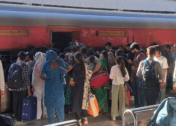 હોળી – ધૂળેટી નિમિત્તે રેલવે અને બસ સ્ટેશન પર મુસાફરોનો ભારે ઘસારો | Heavy rush of passengers at rai…