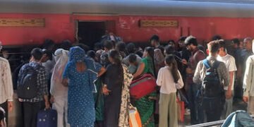 હોળી – ધૂળેટી નિમિત્તે રેલવે અને બસ સ્ટેશન પર મુસાફરોનો ભારે ઘસારો | Heavy rush of passengers at rai…