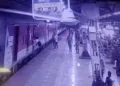 અમદાવાદમાં RPF જવાનોની સતર્કતાએ ટ્રેન નીચે કચડાતા બચ્યો મુસાફર, ઘટનાના CCTV સામે આવ્યા | Ahmedabad R…