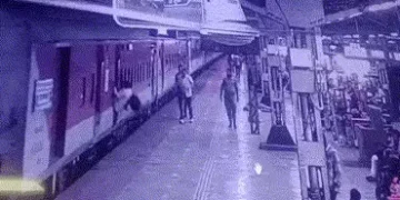 અમદાવાદમાં RPF જવાનોની સતર્કતાએ ટ્રેન નીચે કચડાતા બચ્યો મુસાફર, ઘટનાના CCTV સામે આવ્યા | Ahmedabad R…