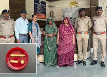 અમદાવાદ: બ્યુટી પાર્લરમાં ધાર્મિક વિધિના બહાને છેતરપિંડી કરતી બે મહિલાઓ ઝડપાઈ, સોનું જપ્ત કરાયું | R…