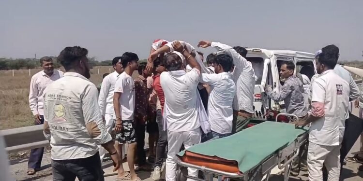 ભાવનગર-અમદાવાદ હાઈવે પર સનેસ ચોકડી પાસે ઈકો અને કાર વચ્ચે ટક્કર,