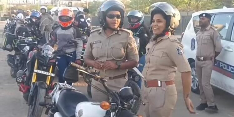 વોકથોન અને બાઈકર્સ રેલી દ્વારા વિશ્વ મહિલા દિવસની ઉજવણી કરતી અમદાવાદ શહેર પોલીસ