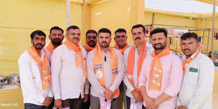 ગઢડા: નગરપાલિકા આયોજિત ‘સ્વદેશી મેળા’ની શહેર ભાજપના હોદ્દેદારોએ મુલાકાત લીધી