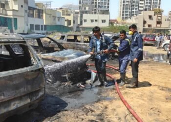 વૈષ્ણવદેવી સર્કલ પાસે પહેલ લેક વ્યૂ કોમર્શિયલ કોમ્પ્લેક્સમાં આગ, શોર્ટ સર્કિટ સર્જાતા બની ઘટના