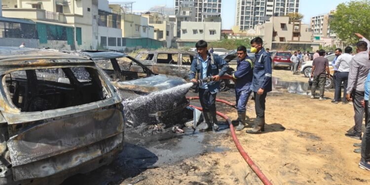 વૈષ્ણવદેવી સર્કલ પાસે પહેલ લેક વ્યૂ કોમર્શિયલ કોમ્પ્લેક્સમાં આગ, શોર્ટ સર્કિટ સર્જાતા બની ઘટના