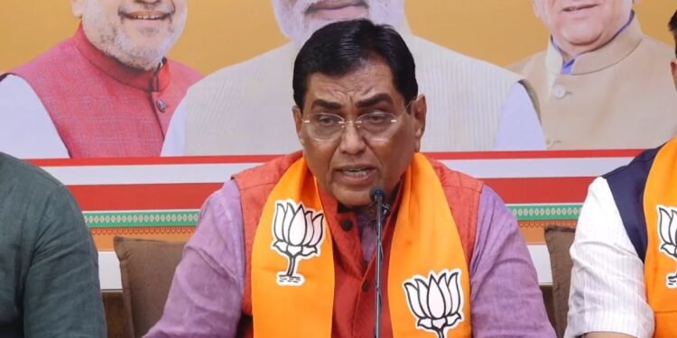 ભાજપા પ્રદેશ કાર્યાલય “શ્રી કમલમ”, કોબા ખાતે પત્રકાર પરિષદને સંબોધતા ભાજપા અનુસૂચિત જાતિ મોરચાના પ્ર…