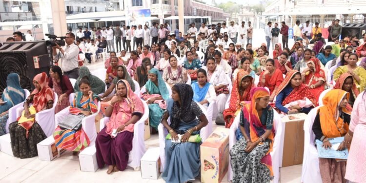 અંબાજી ખાતેથી ‘માતૃશક્તિ પોષણ’ અને ‘શ્રી શક્તિ વધામણા’ કીટ વિતરણનો પ્રારંભ કરાવતા જિલ્લા કલેકટર