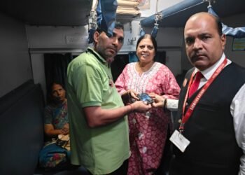 “ભાવનગર મંડળના કર્મચારીઓએ દર્શાવી ઈમાનદારી : ટ્રેનમાં ભૂલાયેલ મહિલા મુસાફરનો આઈફોન સુરક્ષિત પરત આપ્ય…