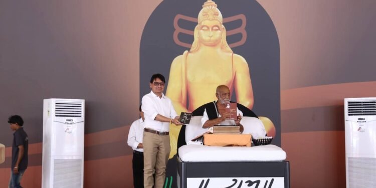 મેઘાણી એક શબ્દથી આખું આકાશ બાથમાં લે છે :મોરારિબાપુ