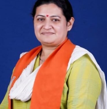 જામનગરમાં વિશ્વ ચકલી દિવસ નિમિત્તે નગરના પૂર્વ મહિલા કોર્પોરેટર દ્વારા ‘ચકલી બચાવો અભિયાન’ અન્વયે પા…