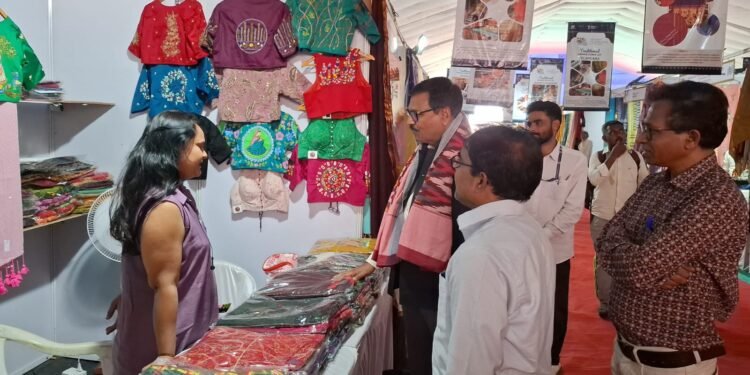 વસ્ત્ર મંત્રાલયના સહિયારે અમદાવાદમાં રિવર ફ્રન્ટ ખાતે હેન્ડલૂમ એક્સપોનું કરાયું ભવ્ય આયોજન