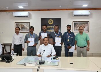 ભાવનગર મંડળના 04 કર્મચારીઓ ડીઆરએમ સંરક્ષા પુરસ્કારથી સન્માનિત