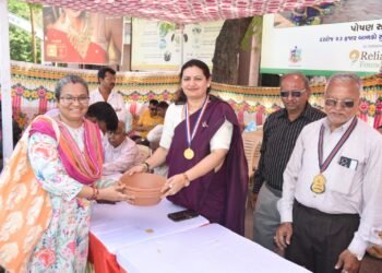 પૂર્વ મહિલા કોર્પોરેટર ડિમ્પલબેન રાવલ દ્વારા 10 હજાર માળા અને પાણીના કુંડાનું વિતરણ કરાયું.