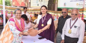 પૂર્વ મહિલા કોર્પોરેટર ડિમ્પલબેન રાવલ દ્વારા 10 હજાર માળા અને પાણીના કુંડાનું વિતરણ કરાયું.