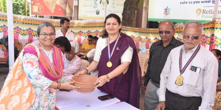 પૂર્વ મહિલા કોર્પોરેટર ડિમ્પલબેન રાવલ દ્વારા 10 હજાર માળા અને પાણીના કુંડાનું વિતરણ કરાયું.