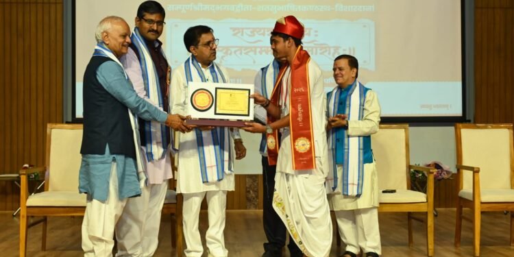 રાજભવન ગાંધીનગર ખાતે “ગીતાભૂષણ” એવોર્ડથી જીગરભાઈ ભટ્ટ (શ્રી હરિ:)ને કરાયા સન્માનિત