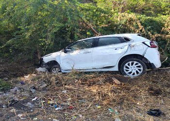 ઝમર ગામ નજીક ચાલકે કાબૂ ગુમાવતા કાર ઝાડ સાથે અથડાઇ | Car crashes into tree after driver loses contro…