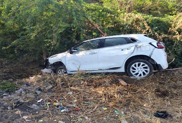 ઝમર ગામ નજીક ચાલકે કાબૂ ગુમાવતા કાર ઝાડ સાથે અથડાઇ | Car crashes into tree after driver loses contro…