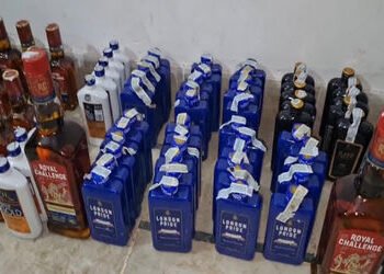 વઢવાણના ડાંગસીયા પરામાં મકાનમાંથી દારૃની ૯૨ બોટલ ઝડપાઇ | 92 bottles of liquor seized from a house in…