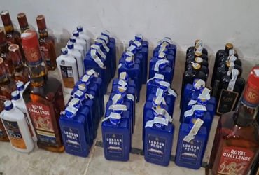 વઢવાણના ડાંગસીયા પરામાં મકાનમાંથી દારૃની ૯૨ બોટલ ઝડપાઇ | 92 bottles of liquor seized from a house in…