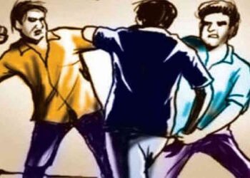 આણંદમાં ઝઘડાની અદાવતમાં એક શખ્સ પર હુમલો કરાયો | A man was attacked in the midst of a dispute in Ana…