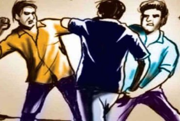આણંદમાં ઝઘડાની અદાવતમાં એક શખ્સ પર હુમલો કરાયો | A man was attacked in the midst of a dispute in Ana…