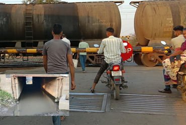 કરચિયા રેલવે ફાટક વારંવાર બંધ રહેતા ગ્રામજનો વિફર્યા, રેલવે ફાટક પર ધરણાંની ચીમકી | Villagers strand…