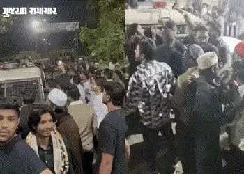 અમદાવાદ : કાગડાપીઠમાં યુવતીની છેડતી મામલે મામલો બિચક્યો, આરોપી અને પોલીસ પર હુમલો | Mob Attacks Accu…