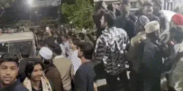 અમદાવાદ : કાગડાપીઠમાં યુવતીની છેડતી મામલે મામલો બિચક્યો, આરોપી અને પોલીસ પર હુમલો | Mob Attacks Accu…