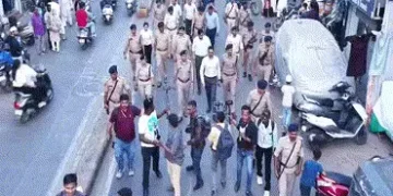 હોળી-ધુળેટી નિમિત્તે શહેરમાં પોલીસ કાફલો ખડકાયો, ડ્રોન સર્વેલન્સ અને ફૂટ પેટ્રોલિંગ | Vadodara Polic…