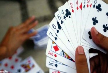 જામજોધપુરના રામવાડી વિસ્તારમાં જાહેરમાં જુગાર રમી રહેલા ત્રણ શખ્સો પકડાયા | Three people caught gamb…