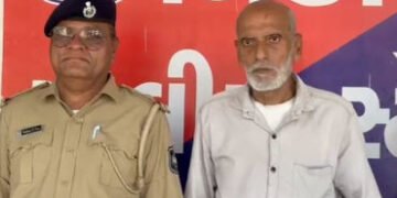 અમદાવાદમાં માનવતા લજાઈ: માસૂમ સાથે અડપલાં કરનાર વૃદ્ધ ઝડપાયો, માતાએ Live CCTVમાં કરતૂત જોઈ દીકરીને ઉ…