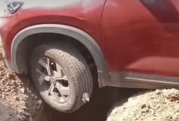 વડોદરા બન્યું ખાડોદરા નિઝામપુરામાં ખોદાયેલા ખાડામાં કાર ફસાઈ | car gets stuck in a dug pit in Nizamp…