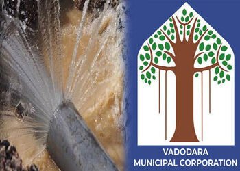 કારેલીબાગ-અમિતનગર પાસે પાણીની લાઈનમાં ભંગાણ : હજારો લિટર પાણીનો વેડફાટ | Water line ruptures near Ka…