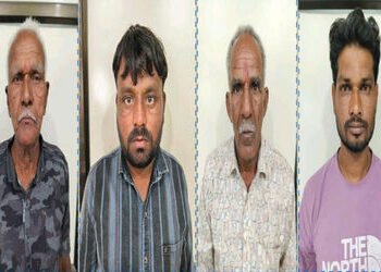 સુરેન્દ્રનગરના મહેતા માર્કેટમાં જુગાર રમતા 4 શખ્સ ઝડપાય | 4 people caught gambling in Mehta Market S…