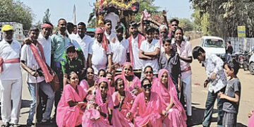 ડાકોરના ઠાકોરના દર્શનાર્થે પદયાત્રીઓનું ઘોડાપુર : તમામ માર્ગો રણછોડમય બન્યા | Pedestrians flock to D…