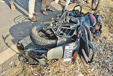 કારની ટક્કરથી બાઈક ચાલક યુવાન બાદ સારવારમાં ભાભી અને દીકરીનું પણ મોત | After a young biker was hit b…