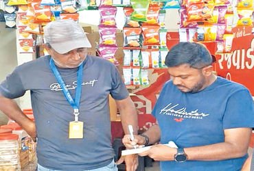 કરમસદ-આણંદ મનપાએ 181 એકમો પાસેથી રૂ. 1.83 લાખનો દંડ વસૂલ્યો | Karamsad Anand Municipal Corporation c…