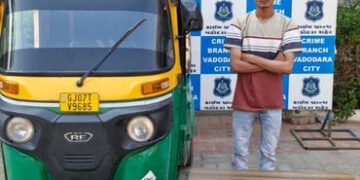 મુસાફરનો મોબાઇલ લૂંટનાર આણંદનો રીઢો ગુનેગાર પકડાયો | rickshaw driver caught who robbed moble of pass…