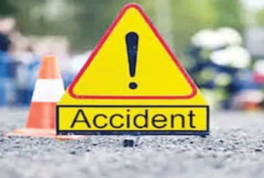 કલોલના પાનસર પાસે બાઇક ઝાડ સાથે ટકરાતાં એકનું મોત | One killed as bike hits tree near Pansar Kalol