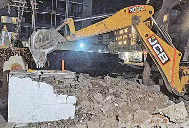 રીઝર્વ પ્લોટમાં ઉભા થયેલા ધાર્મિક દબાણને કોર્પોરેશન તંત્રએ તોડી પાડયું | The corporation administrat…