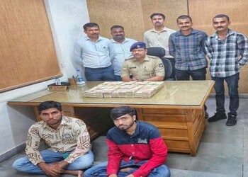 નોટબંધીના વર્ષો બાદ અમદાવાદમાં જૂની ચલણી નોટોનો ઢગલો! નરોડા પોલીસે જપ્ત કરી કાર | ahmedabad naroda p…