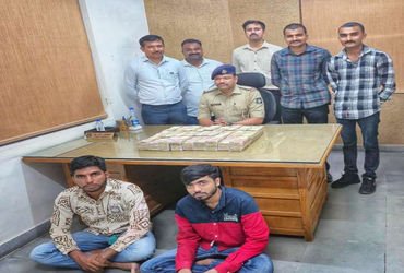 નોટબંધીના વર્ષો બાદ અમદાવાદમાં જૂની ચલણી નોટોનો ઢગલો! નરોડા પોલીસે જપ્ત કરી કાર | ahmedabad naroda p…