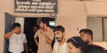 અમદાવાદમાં ‘લવ જેહાદ’ના આક્ષેપ સાથે હિન્દુ સંગઠનોનો હોબાળો, જિલ્લા રજિસ્ટ્રાર ઓફિસમાં સર્જાયો ‘ડ્રામ…